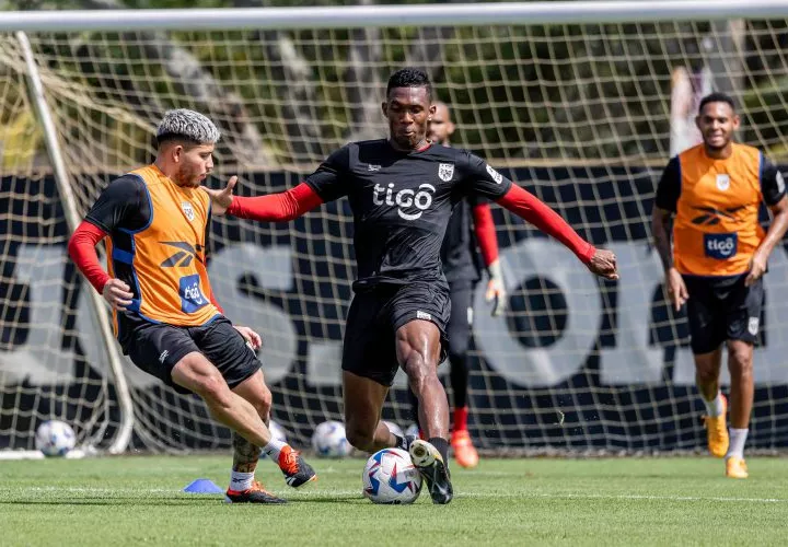 Roderick Miller (der.), defensor de la selección de Panamá. Foto: Fepafut