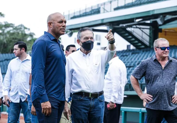 El presidente Cortizo junto a Mariano Rivera recorrieron las instalaciones del estadio.
