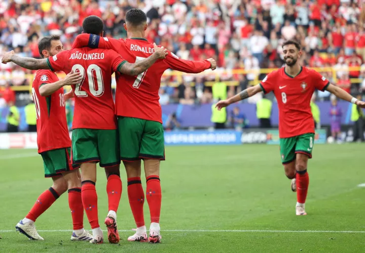 Los lusos festejan uno de sus goles. /Foto: EFE