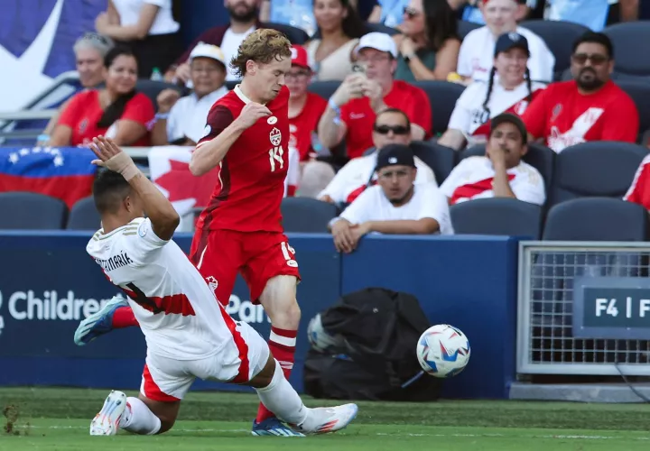 Anderson Santamaría (i), defensor de Perú, desafía al delantero de Canadá Jacob Shaffelburg. /Foto: EFE