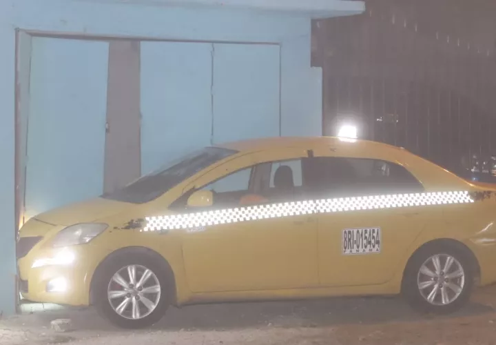 El conductor del taxi murió en la escena del crimen. Foto: Alexander Santamaría 