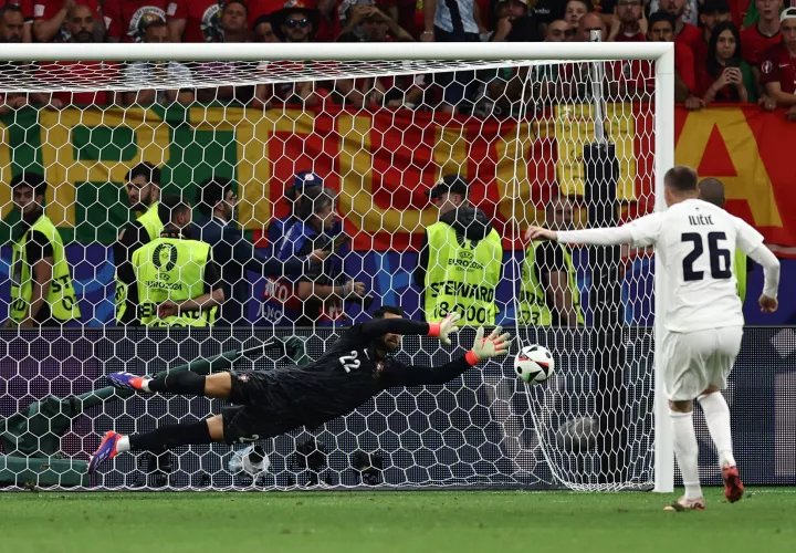 El portero Diogo Costa desvía el epnalti lanzado por Josip Ilicic. /Foto: EFE