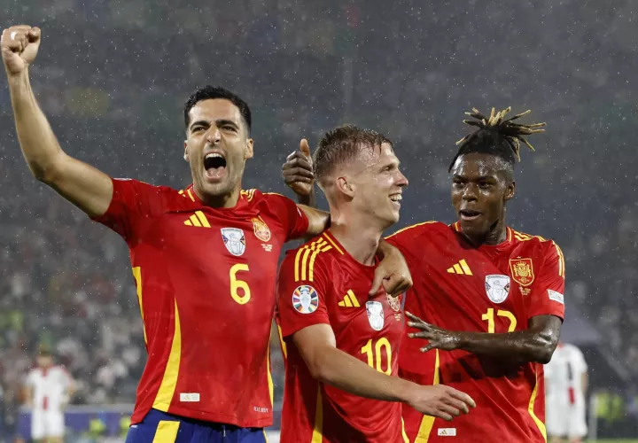 Dani Olmo celebra con sus compañeros Mikel Merino (I) y Nico Williams. /Foto: EFE