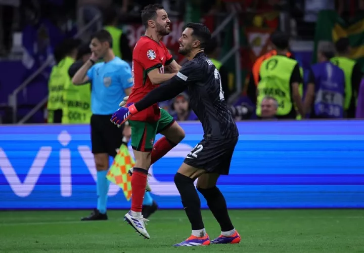 Bernardo Silva celebra la clasificación de Portugal con el portero Diogo Costa. Foto: EFE