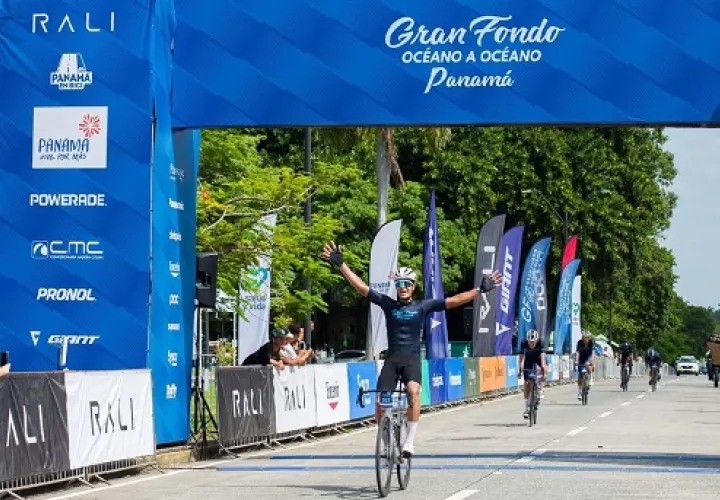 El panameño Sandy Guerra al momento de cruzar la meta del Gran Fondo &#039;Océano a Océano&#039;. Foto: Fepaci