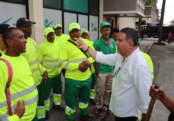 Equipo de aseo listos para acabar con la basura 