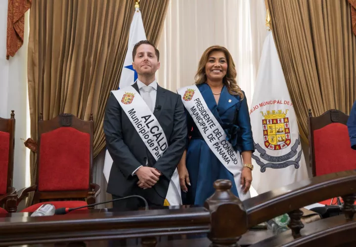 Mayer Mizrachi, alcalde del distrito capital, junto a la presidente del Consejo Municipal, Keira Navarro. 