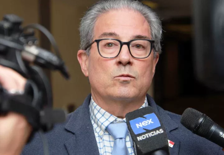 Dr. Fernando Boyd Galindo, ministro de Salud.