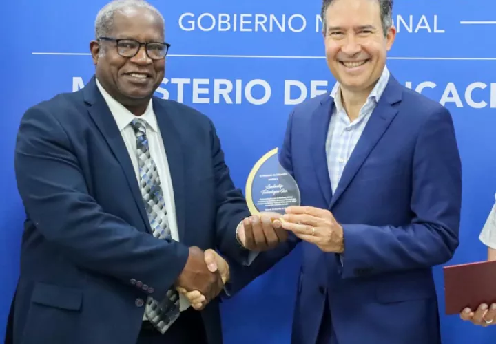 José Gabriel Miralles (derecha) durante la entrega de reconocimiento por parte del Meduca a Greatness Center. 