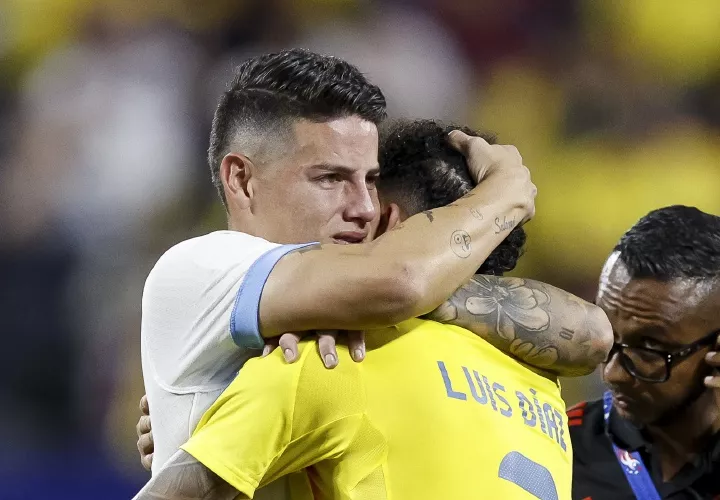 El mediocampista James Rodríguez festeja la clasificación con su compañero Luis Diaz. Foto: EFE