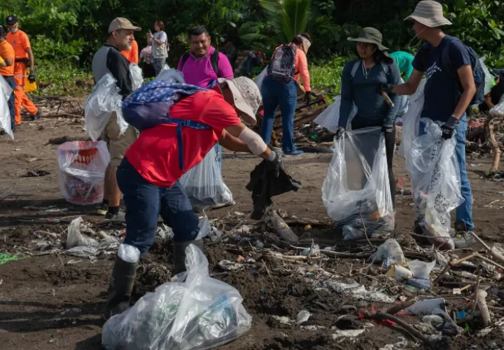 Limpieza de playa en Costa del Este. Foto: Alcaldía de Panamá