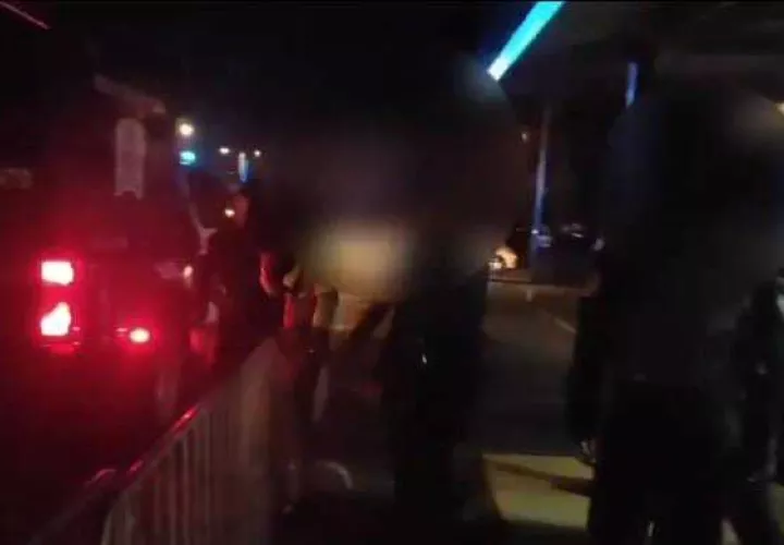 Detención de los fiesteros.