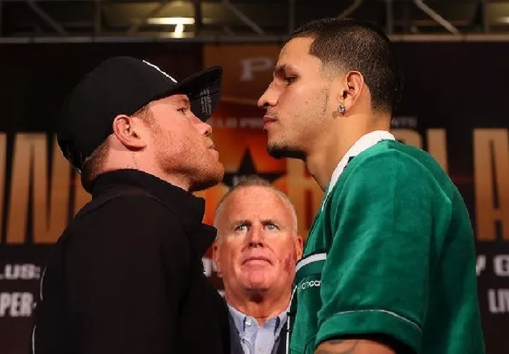 Saúl ‘Canelo’ Álvarez (izq.) y Edgar Berlanga (der.) durante la conferencia de prensa realizada ayer. Foto: EFE