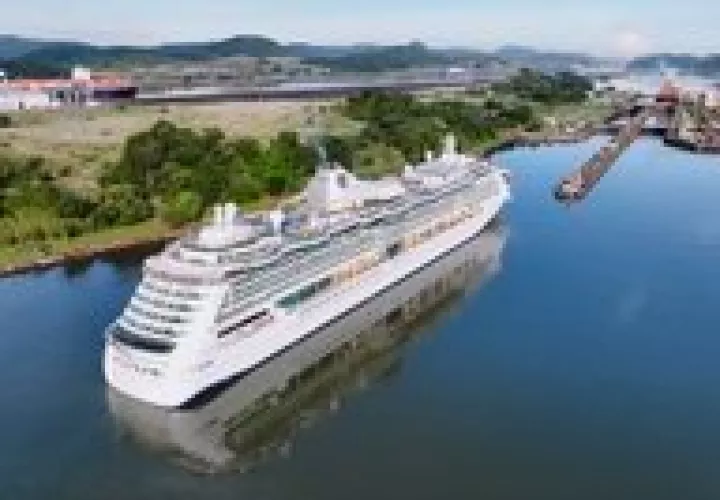 Tránsito del primer crucero por la esclusas de Miraflores.