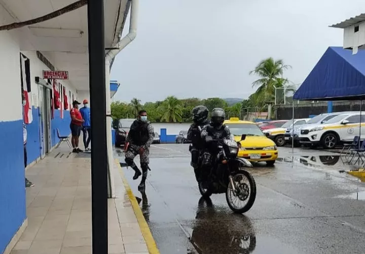 El hombre recibió las primeras atenciones médicas en la policlínica.