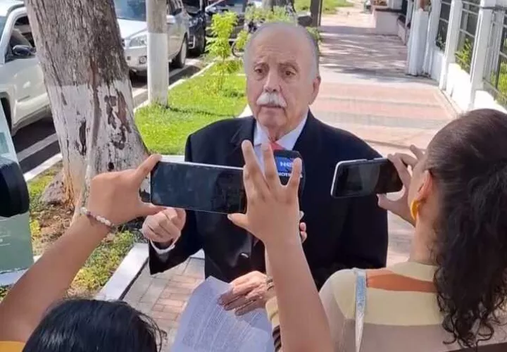 El abogado ofrece detalles a la prensa nacional sobre la denuncia contra el expresidente Cortizo.