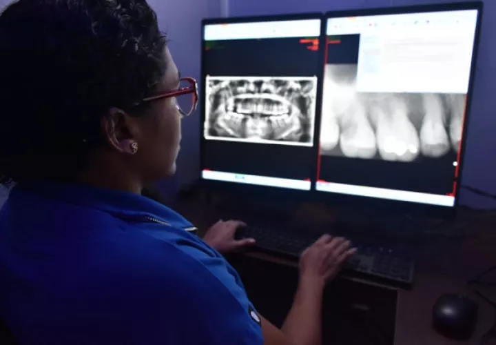 Observación de estudios panorámicos en pacientes con dolares maxilares. Foto: Cortesía