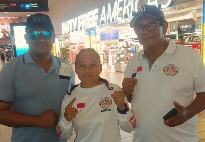 La boxeadora panameña Teresa Almengor (c) previo a su viaje a España. 