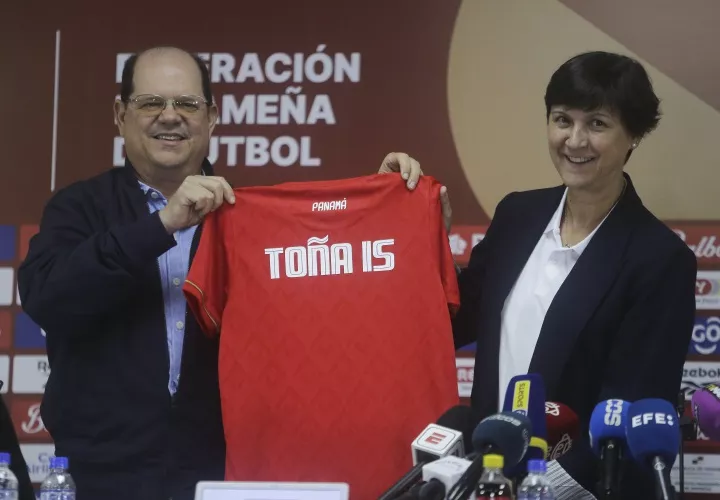 La española María Antonia “Toña” Is Piñera recibe la camiseta de la Selección de Panamá de manos del Presidente de la Fepafut, Manuel Arias. Foto: EFE