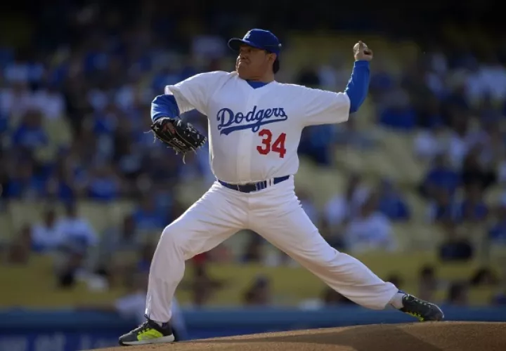 El mexicano Fernando Valenzuela lanzó para los Dodgers de Los Angeles, que a partir de este viernes disputará la Serie Mundial ante los Yankees de Nueva York.