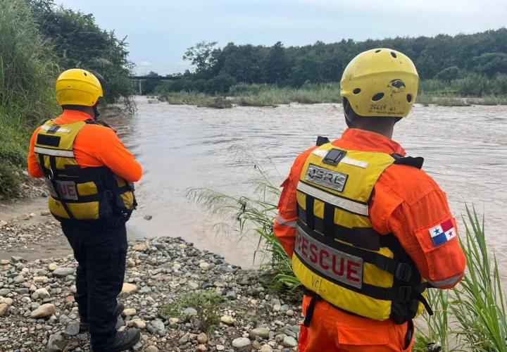  Personal operativo realiza monitoreo en el Río Pacora, debido a las lluvias desde la madrugada. Por el momento se mantiene acrecentando en su cauce, sin peligro.