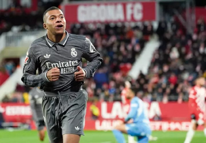 El delantero francés del Real Madrid Kylian Mbappé celebra tras marcar el 0-3 contra el Girona durante el partido de la jornada 16 de LaLiga.