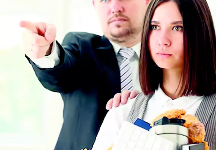 Mujer despedida de su trabajo.