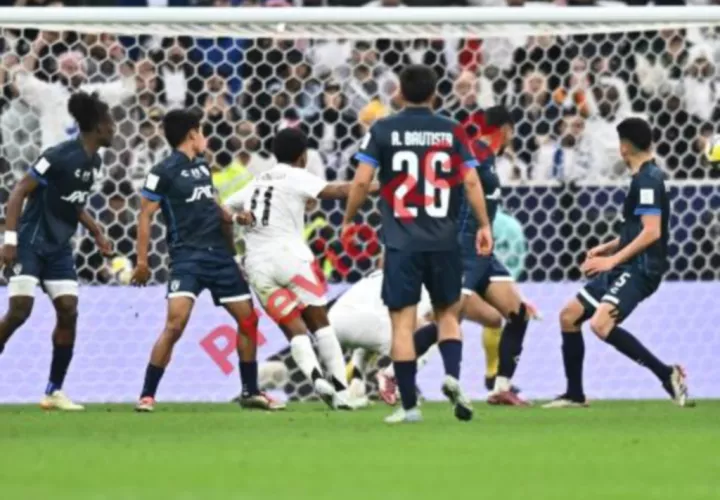 Rodrygo Goes marca durante el partido de la FIFA Intercontinental.