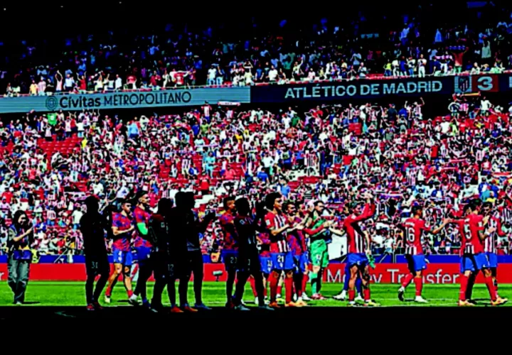 Los jugadores del Atlético saludan a la afición.