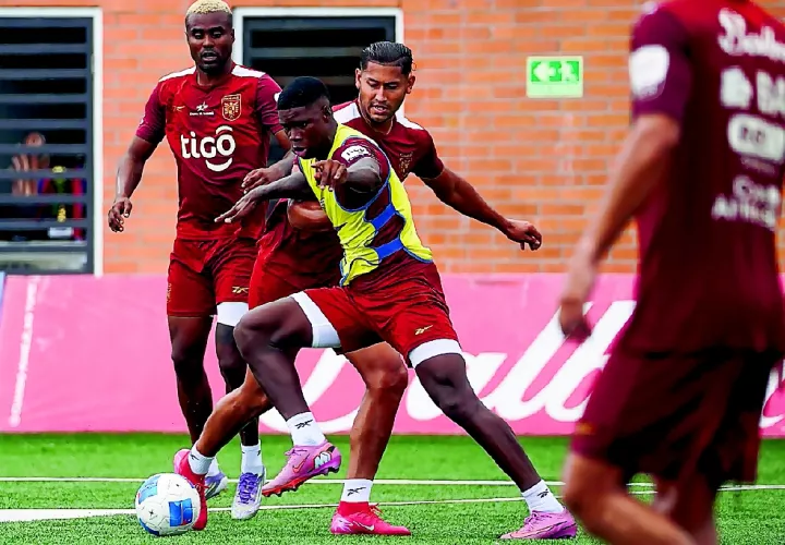 El delantero Kadir Barría conduce el balón durante el entrenamiento.
