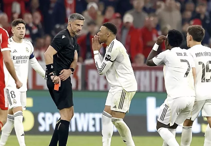 Kylian Mbappé reclama al árbitro principal, el esloveno Slavko Vincic, luego de expulsar al francés Eduardo Camavinga.