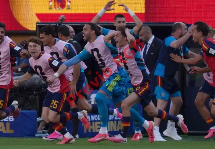Jugadores del banquillo de España entran al campo a celebrar luego de terminado el encuentro de la Final del Mundial 2026.