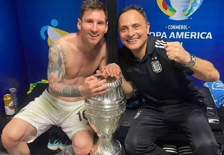 Messi (i) y el doctor Daniel Martínez.
