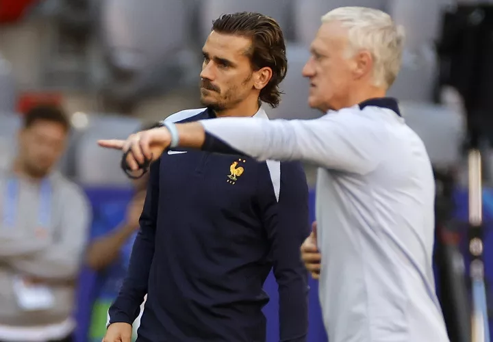 Didier Deschamps, junto a Antoine Griezmann.