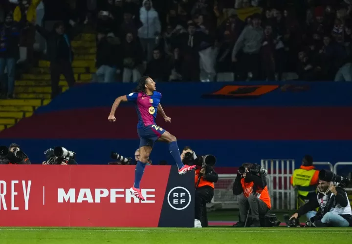 Jules Koundé celebra tras anotar un gol.