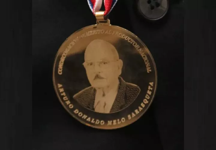 Condecoración de Mérito al Productor Nacional, en honor al Ing. Arturo Donaldo Melo Sarasqueta.