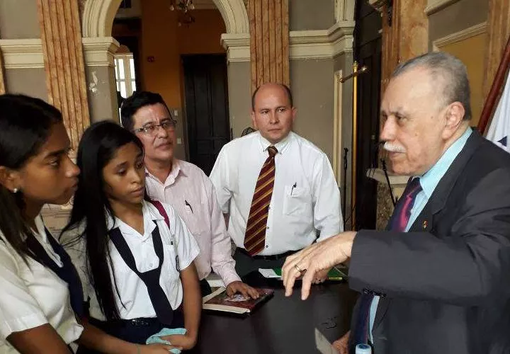 El Dr. Carlos Arellano Lennox, fue exlíder estudiantil que convocó la Operación Soberanía y que fue presidente de la Asamblea Legislativa y vicepresidente de la Democracia Cristiana.