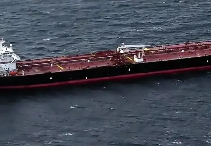 Barco de la flota de Vladimir Putin bajo la bandera de Panamá.