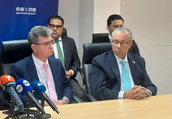 Autoridades de MiAmbiente, ARAP y el Senan.