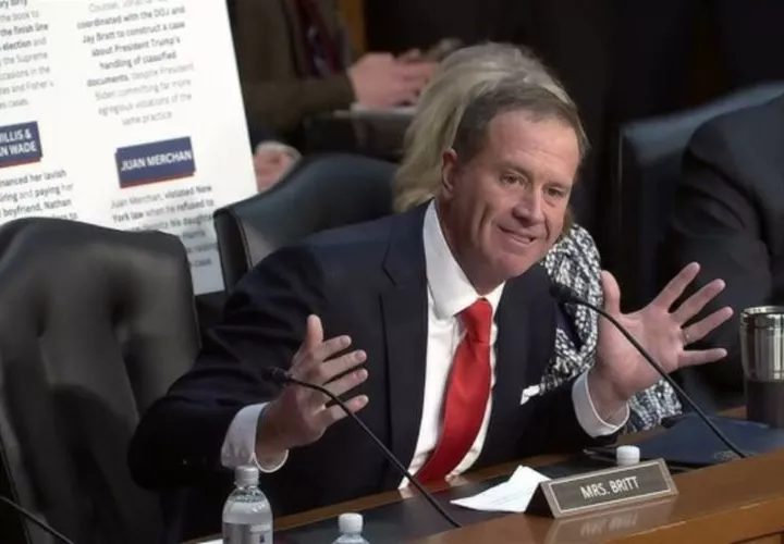 La resolución no vinculante, co patrocinada por los senadores Tom Cotton (republicano de Arkansas), Roger Marshall (republicano de Kansas) y Katie Boyd Britt (republicana de Alabama), no obligará a tomar ninguna acción.