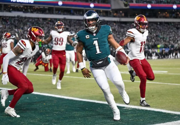 Jalen Hurts (c) anota un touchdown.