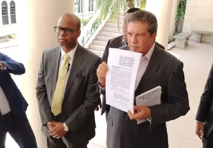 Abogados Julio Macías y Norman Castro.