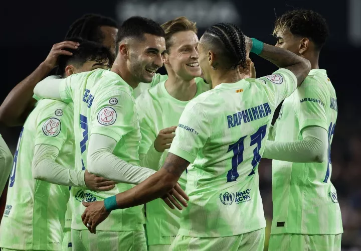 El delantero del FC Barcelona Ferran Torres (c).