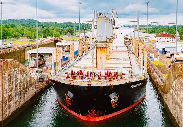 La vía acuática es una de las principales fuentes de ingresos del Estado panameño y su contribución anual al Tesoro Nacional representa una base económica fundamental para el financiamiento de diversos programas y subsidios.