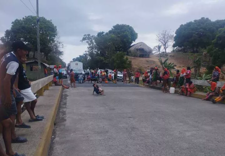 Los indígenas exigen al Meduca la construcción de su escuela.
