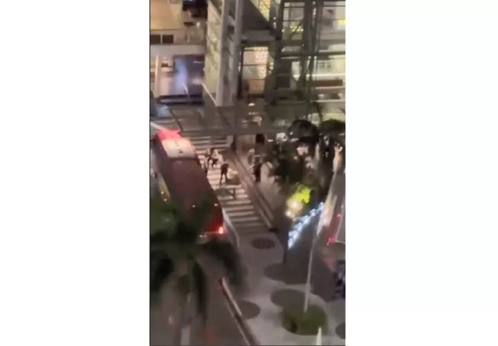 Ese traslado era en un principio de 109 migrantes, pero 11 decidieron regresar al hotel para, de manera voluntaria, retornar en vuelos desde Panamá a sus países de origen.