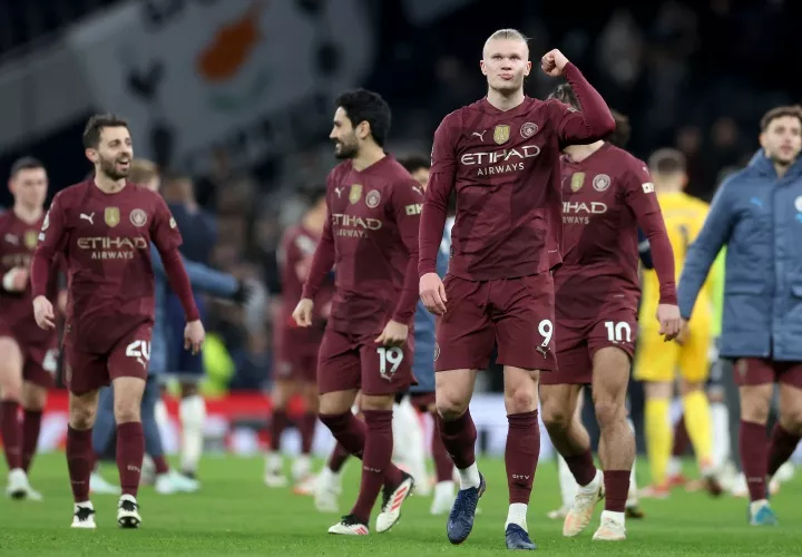 Erling Haaland (c) celebra la victoria de su equipo.