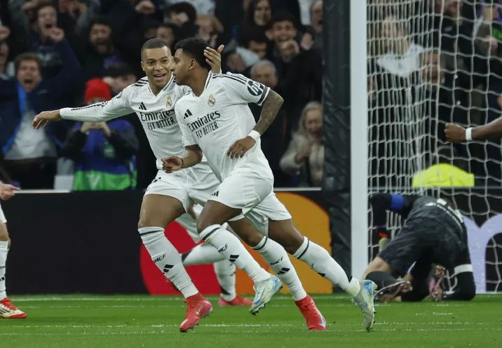 El brasileño Rodrygo (d) y el francés Kylian Mbappé, tras conseguir el primer gol del equipo madridista.