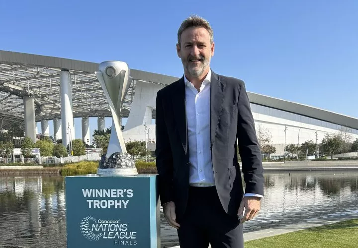 Thomas Christiansen, técnico de la Selección de Fútbol Mayor de Panamá, posa junta al trofeo de la “Nations League”.