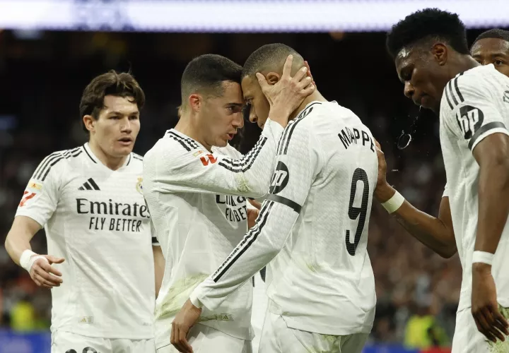 Kylian Mbappé (c) celebra el primer gol de su equipo contra el Rayo Vallecano.